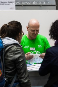 Dieser tüchtige Helfer händigt den Läufern des Haspa Marathon 2015 ihre Startnummern aus.